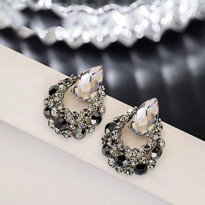 Black Minimalist Hollow Teardrop Paved Zircon Stud Earrings, Face Slimming Cold Minimalist Geometric High-End Rhinestone Earrings For Women
