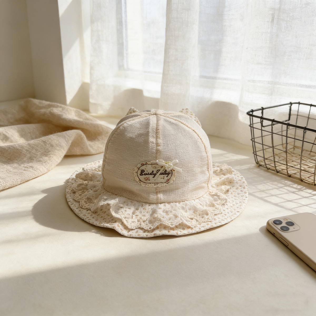 Children's Lace-brimmed Hat With Colorful Flower Prints And A Charming Bow Decoration. A Cute And Sweet Style Of Fishing Hat Suitable For Traveling And Shopping.