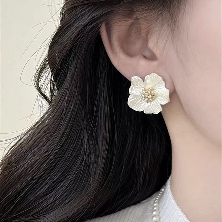 French Style White Acrylic Camellia Stud Earrings, Micro Paved Pearl & Rhinestone Vintage Heavy Metal Craft Earrings