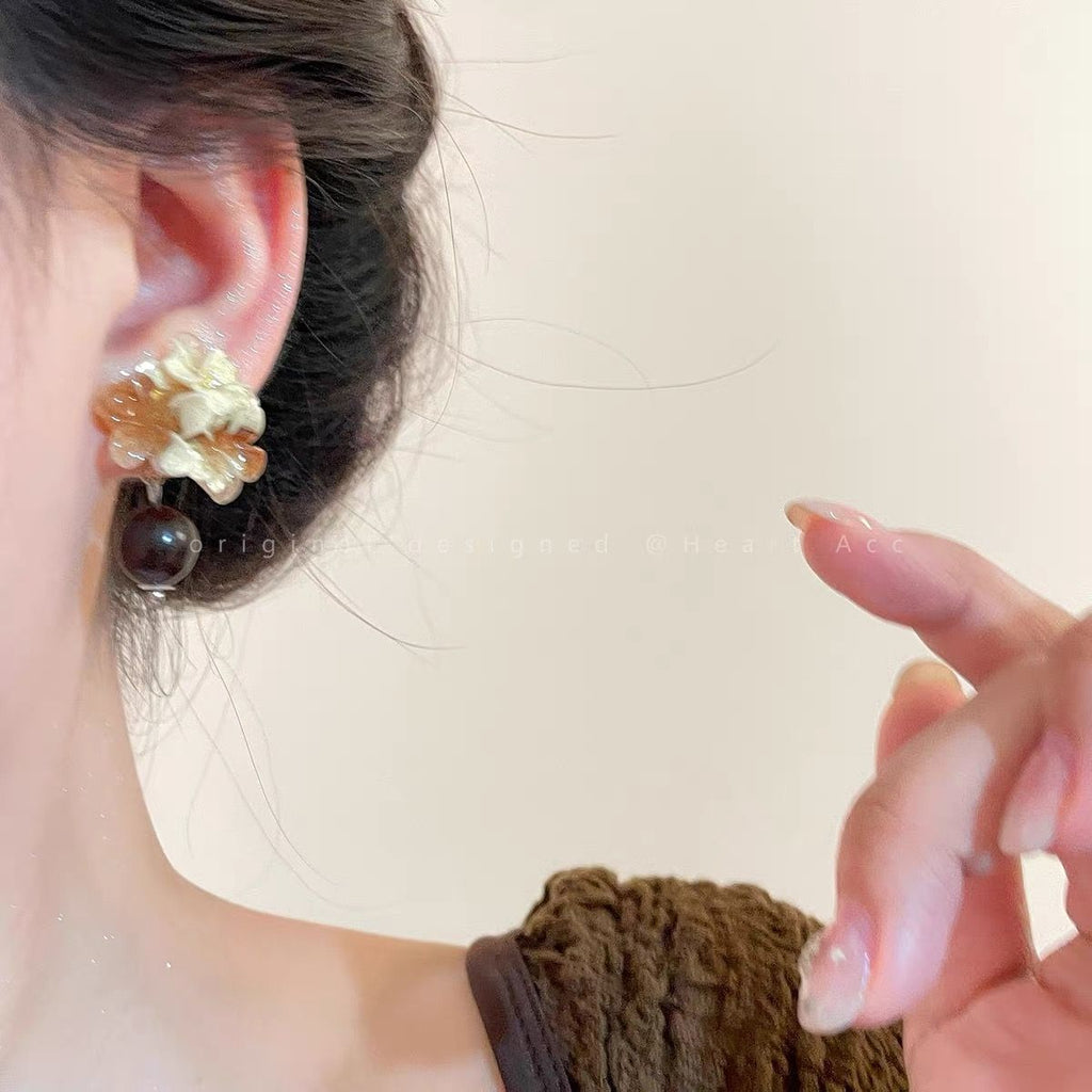 New Chinese Retro Gradient Floral Earrings For Women, Autumn Winter High-End Wooden Studs, Fashion Hong Kong Style Atmosphere Ear Jewelry