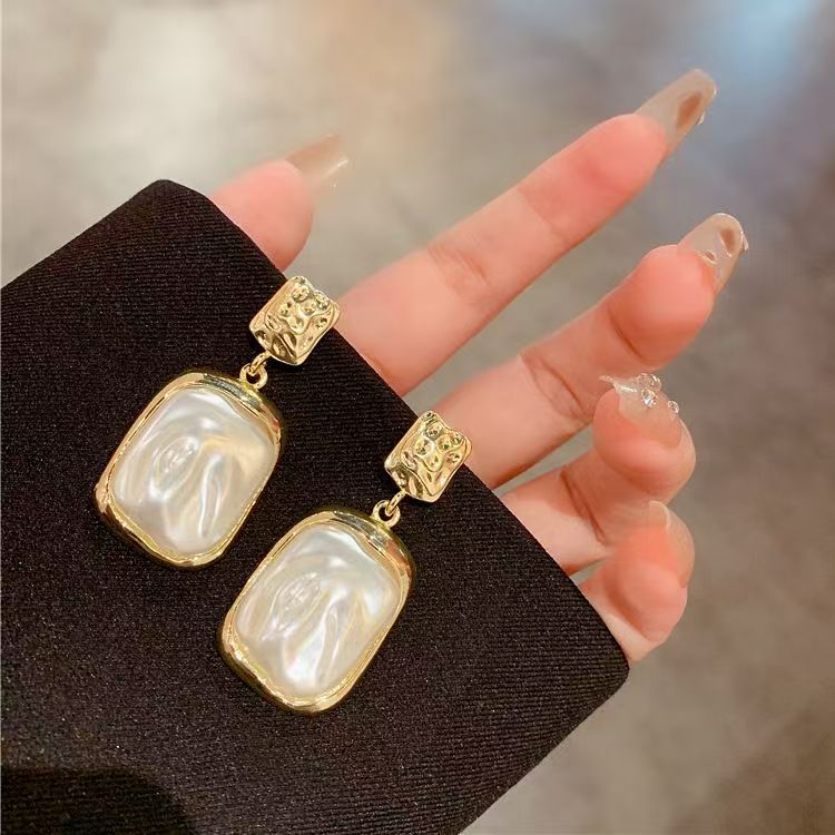 New Vintage Mid-Century Metal Ruched Pearl Earrings, 925 Sterling Silver Needle, Niche Designer Light Luxury All-Match Stud Earrings For Women