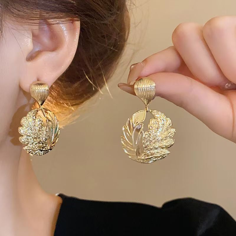 Metal Retro Round Leaf Stud Earrings, Light Luxury High-End Niche Minimalist Cold Style Fashion Elegant Ear Jewelry For Women