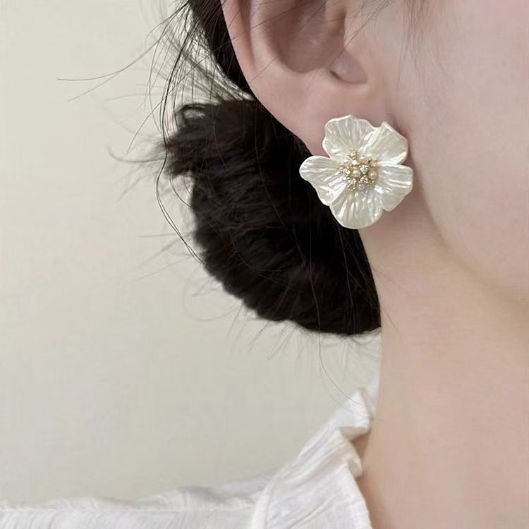 French Style White Acrylic Camellia Stud Earrings, Micro Paved Pearl & Rhinestone Vintage Heavy Metal Craft Earrings