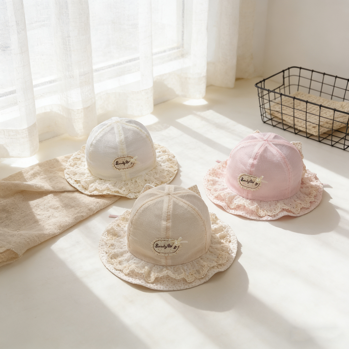 Children's Lace-brimmed Hat With Colorful Flower Prints And A Charming Bow Decoration. A Cute And Sweet Style Of Fishing Hat Suitable For Traveling And Shopping.