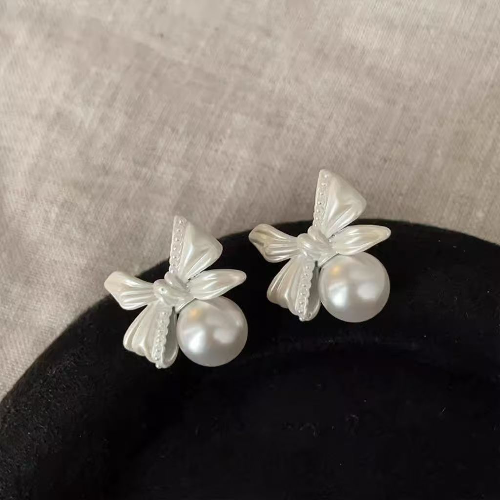Light Luxury High-End Exquisite Elegant French Vintage White Pearl Bow Sweet Versatile Earrings & Clip-On Ear Jewelry For Women