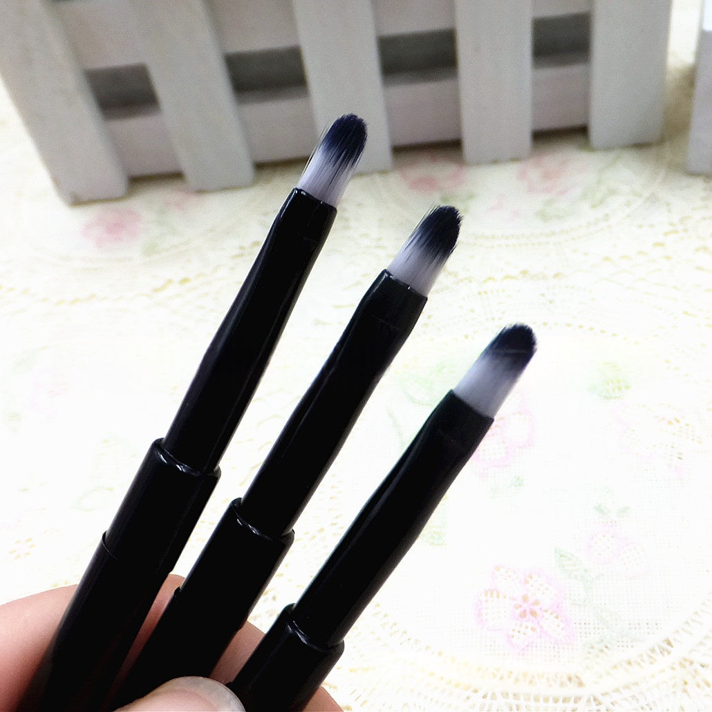 Portable Lip And Eyeliner Brush With A Cap