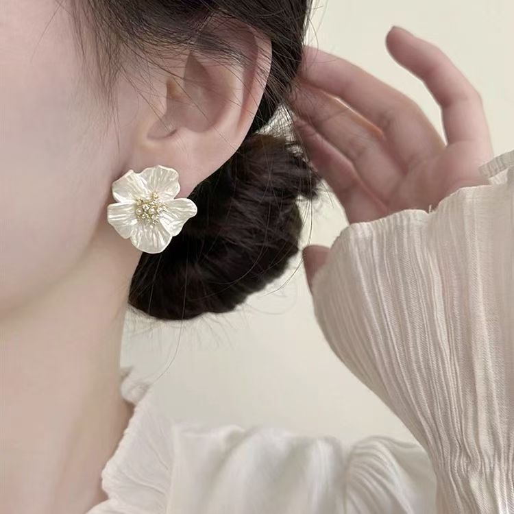 French Style White Acrylic Camellia Stud Earrings, Micro Paved Pearl & Rhinestone Vintage Heavy Metal Craft Earrings