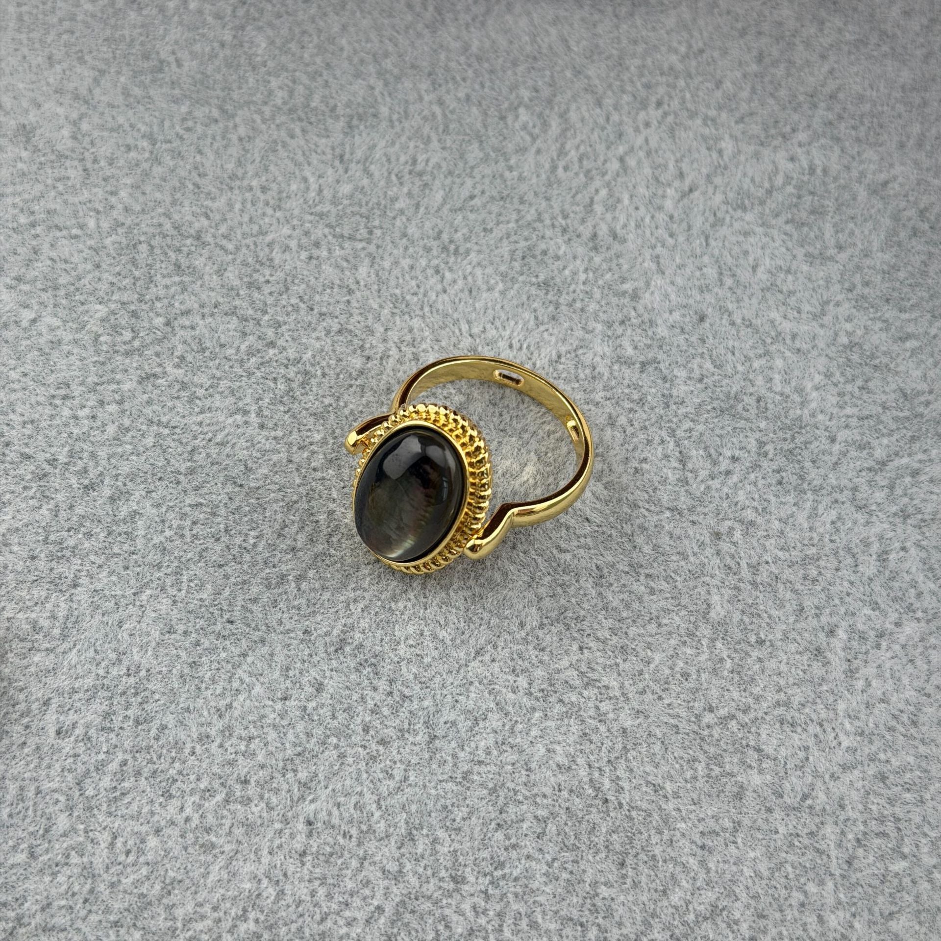Natural Black Yellow And White Butterfly Shell Small Horse Ring