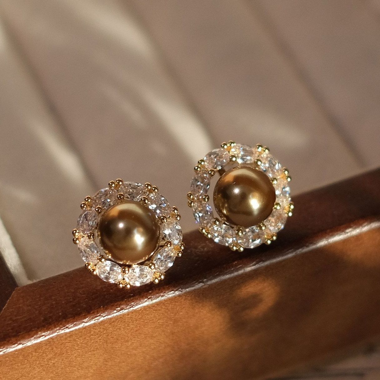 Classic Elegant Light Luxury Niche Round Champagne Pearl Sparkling Stud Earrings, Versatile New Autumn Winter Jewelry