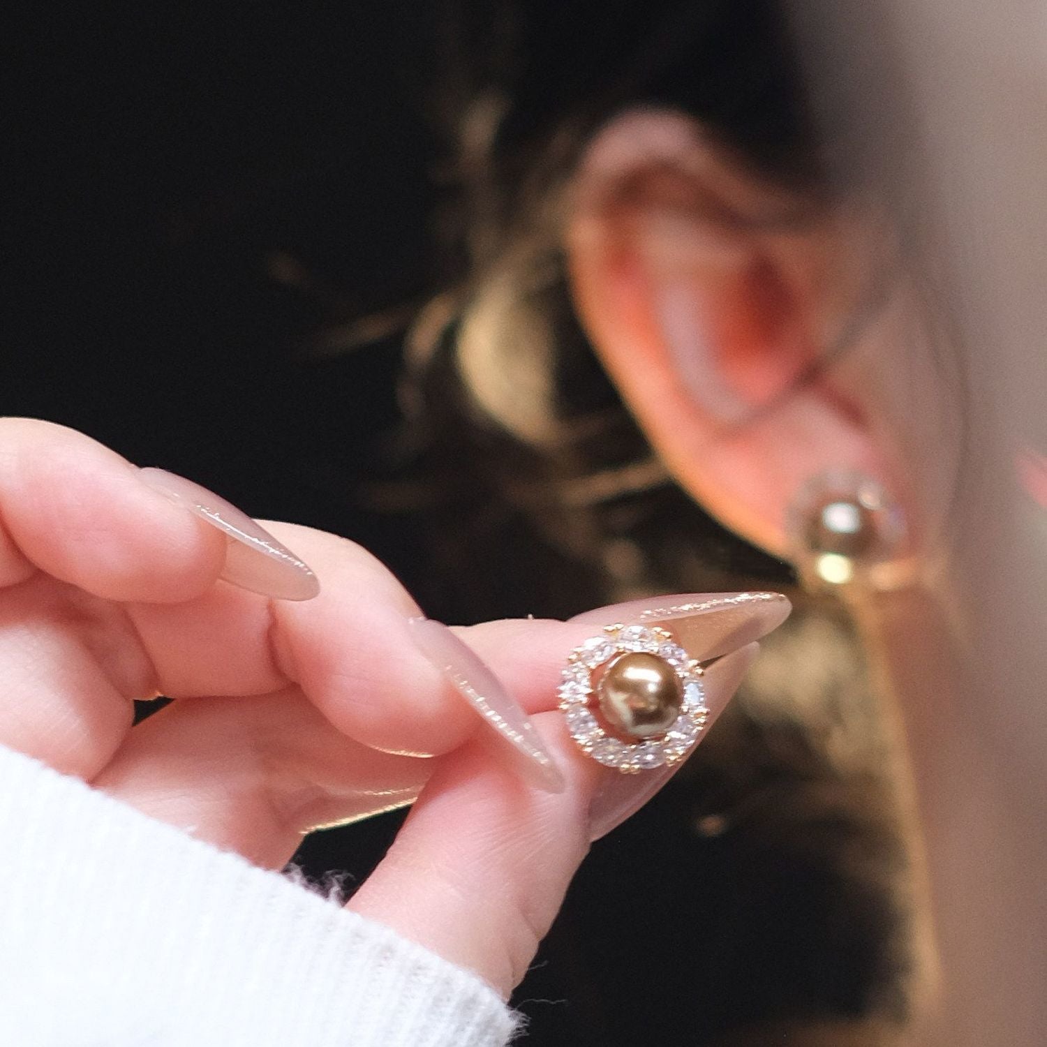 Classic Elegant Light Luxury Niche Round Champagne Pearl Sparkling Stud Earrings, Versatile New Autumn Winter Jewelry