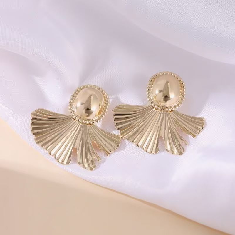 European American Trendy Fan-shaped Stud Earrings For Women, Personalized Bold Exaggerated Cold Minimalist Style, Street Shooting Runway Vacation Statement Earrings