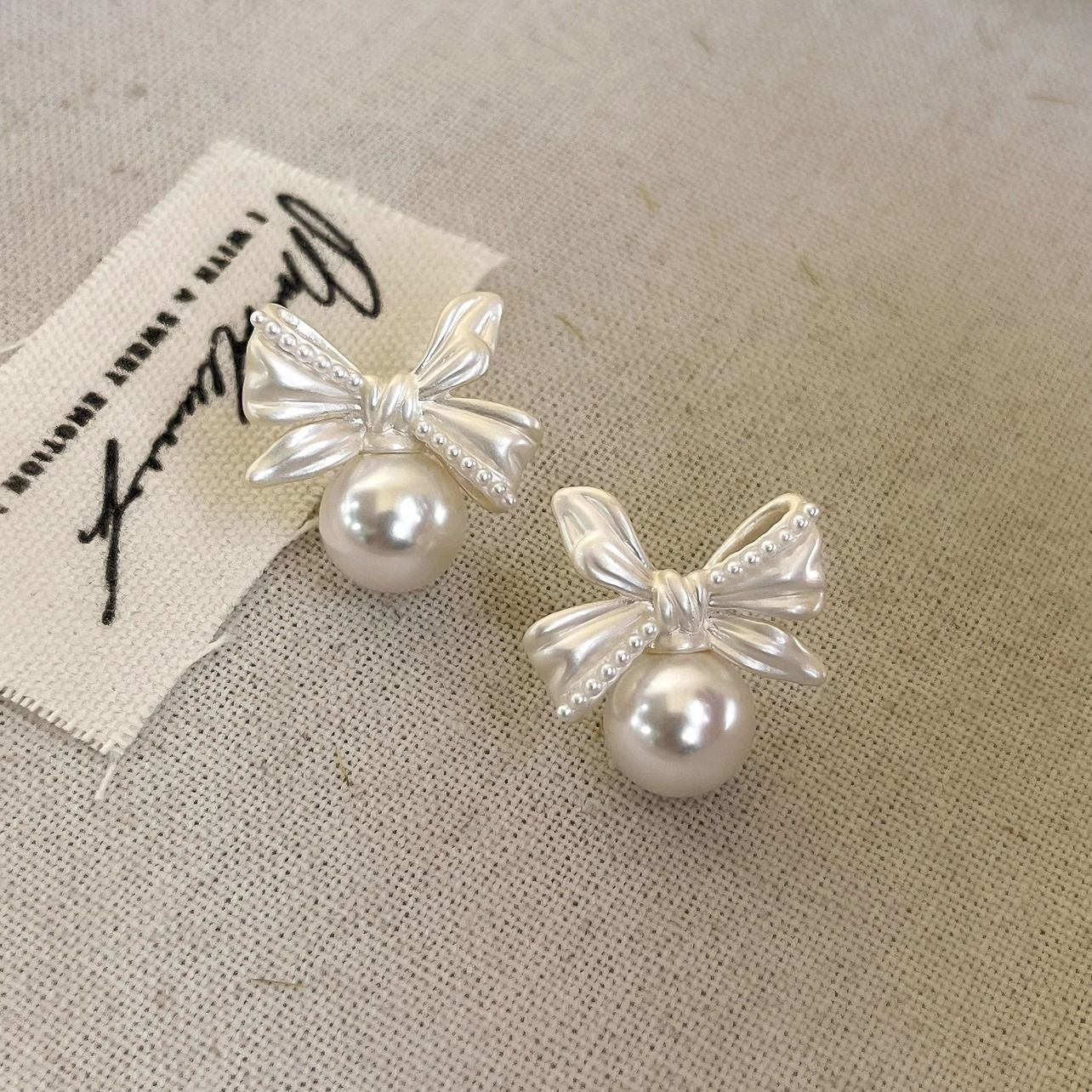 Light Luxury High-End Exquisite Elegant French Vintage White Pearl Bow Sweet Versatile Earrings & Clip-On Ear Jewelry For Women
