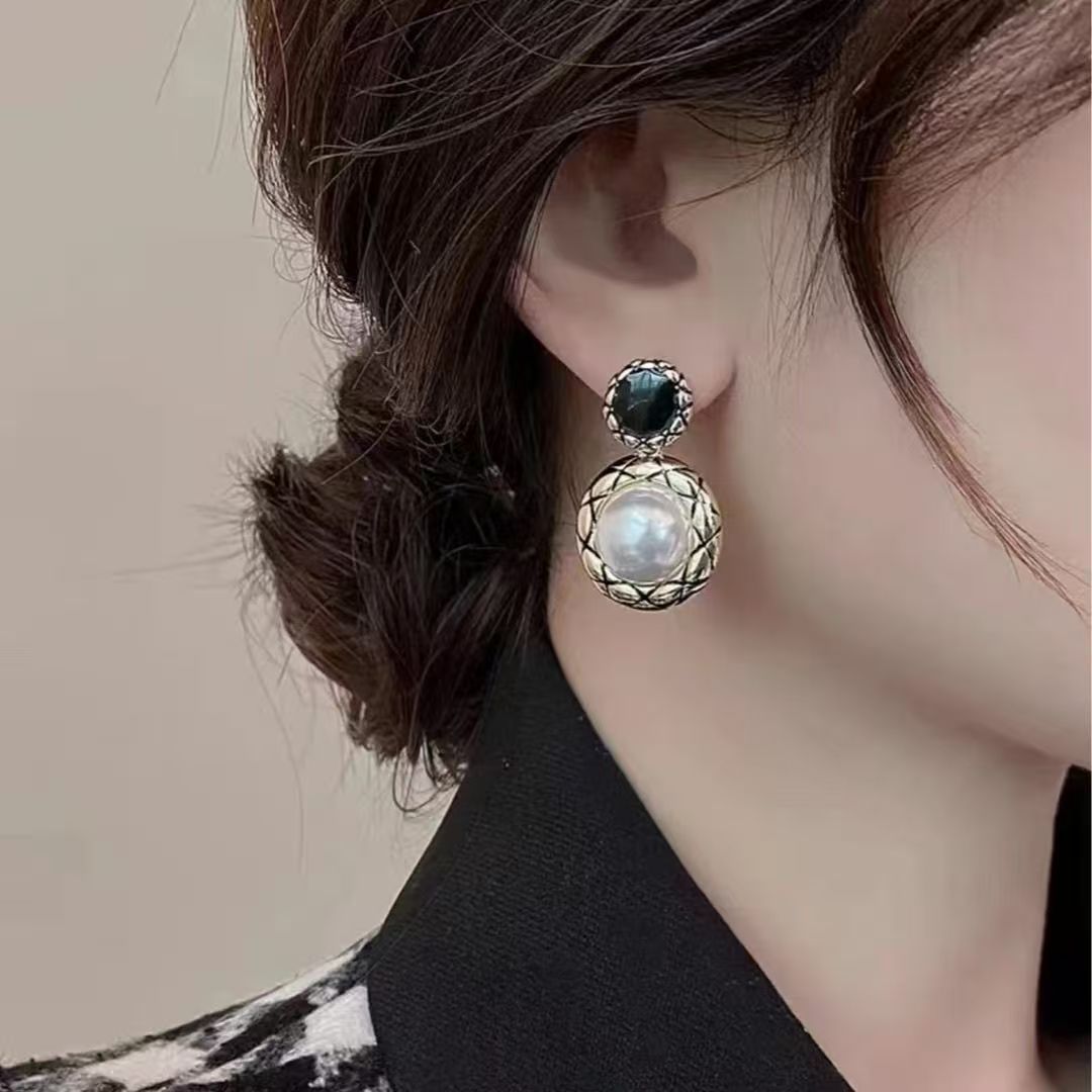 Copper Alloy Earrings With Retro Texture, Chic Elegant Niche Fashion French Design Women's Ear Jewelry