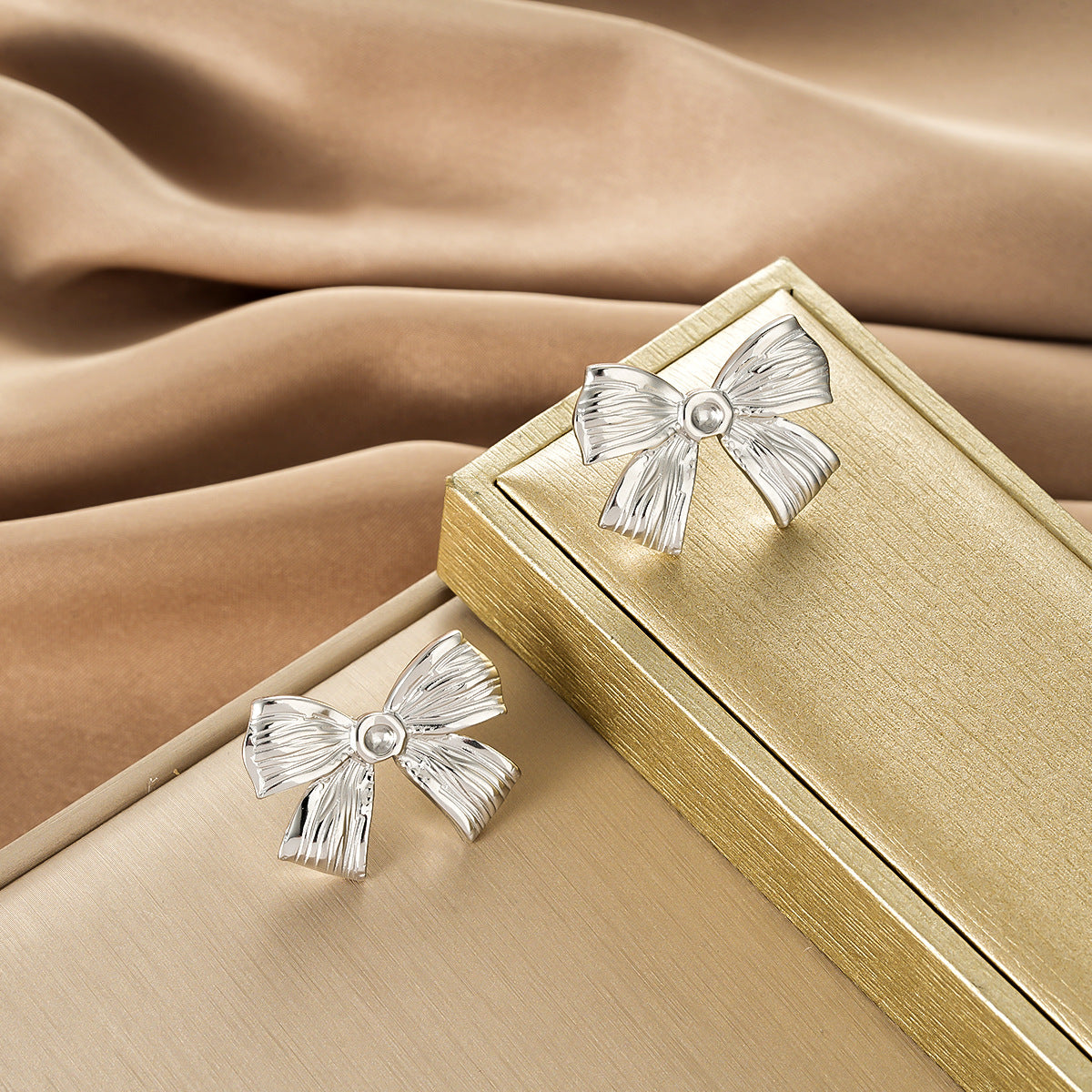 Women INS Casual Petal Stainless Steel Earrings, Rotatable Leaf 18K Gold Plated Titanium Steel Versatile Elegant Studs