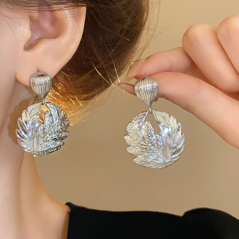 Metal Retro Round Leaf Stud Earrings, Light Luxury High-End Niche Minimalist Cold Style Fashion Elegant Ear Jewelry For Women