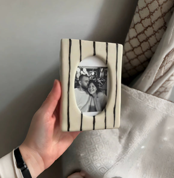 Retro-style, Artistic, Minimalist Photo Frame