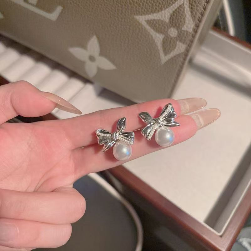 Light Luxury High-End Exquisite Elegant French Vintage White Pearl Bow Sweet Versatile Earrings & Clip-On Ear Jewelry For Women