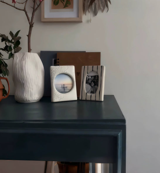 Retro-style, Artistic, Minimalist Photo Frame
