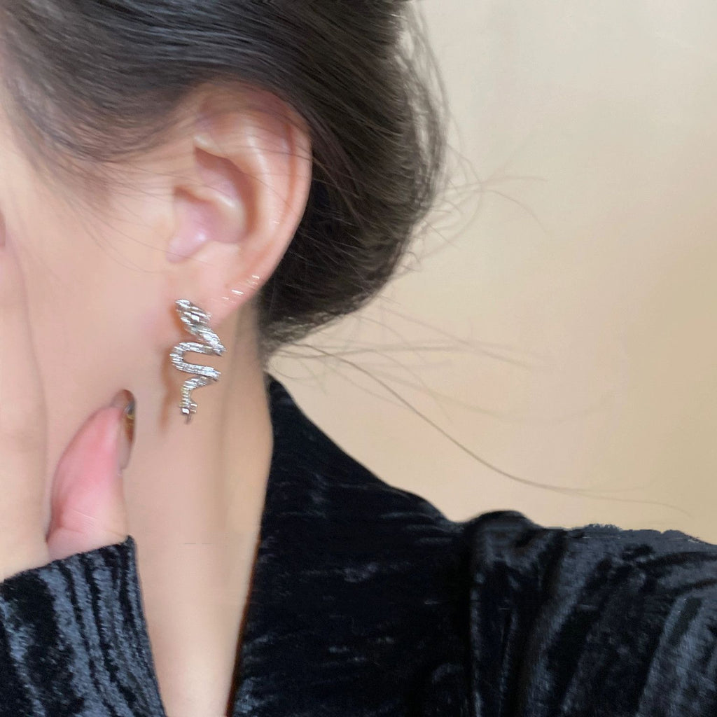 New Chinese Style Metal Soaring Dragon Stud Earrings, Shiny Rhinestone Chinese Zodiac National Trend High-End Ear Jewelry