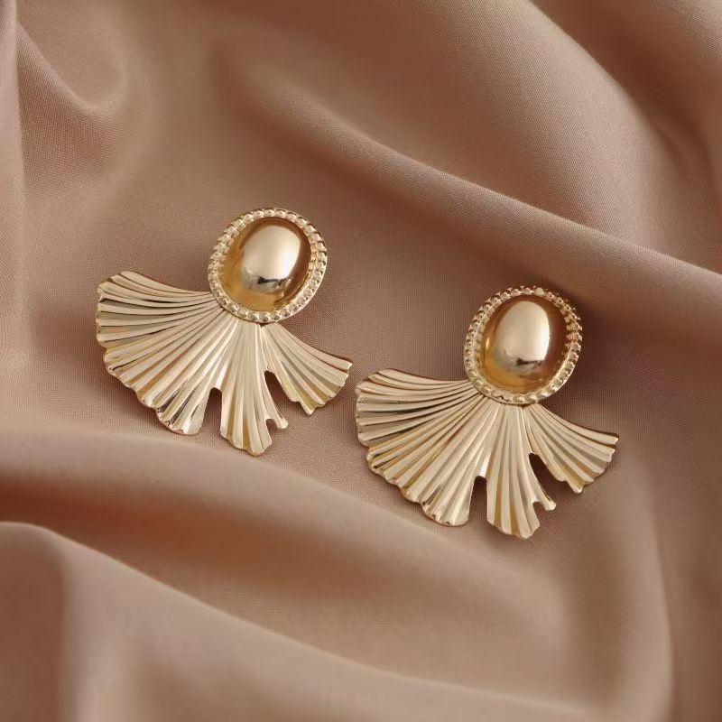 European American Trendy Fan-shaped Stud Earrings For Women, Personalized Bold Exaggerated Cold Minimalist Style, Street Shooting Runway Vacation Statement Earrings