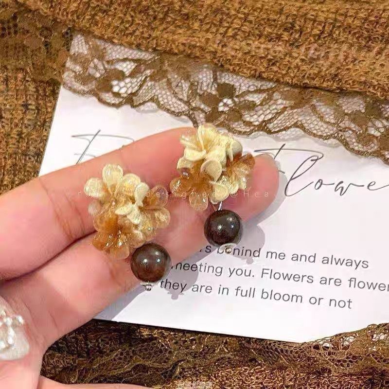 New Chinese Retro Gradient Floral Earrings For Women, Autumn Winter High-End Wooden Studs, Fashion Hong Kong Style Atmosphere Ear Jewelry