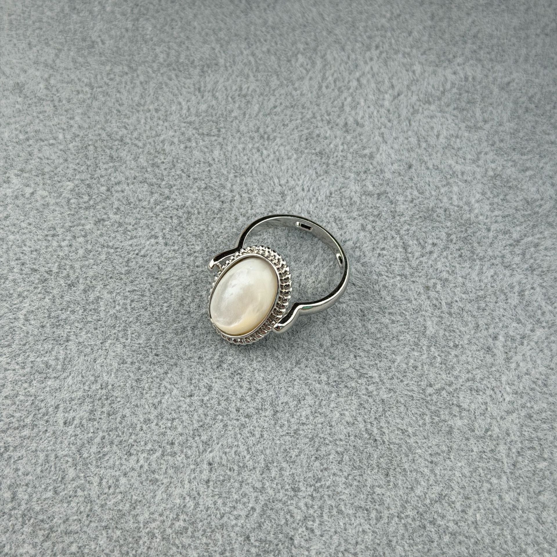 Natural Black Yellow And White Butterfly Shell Small Horse Ring