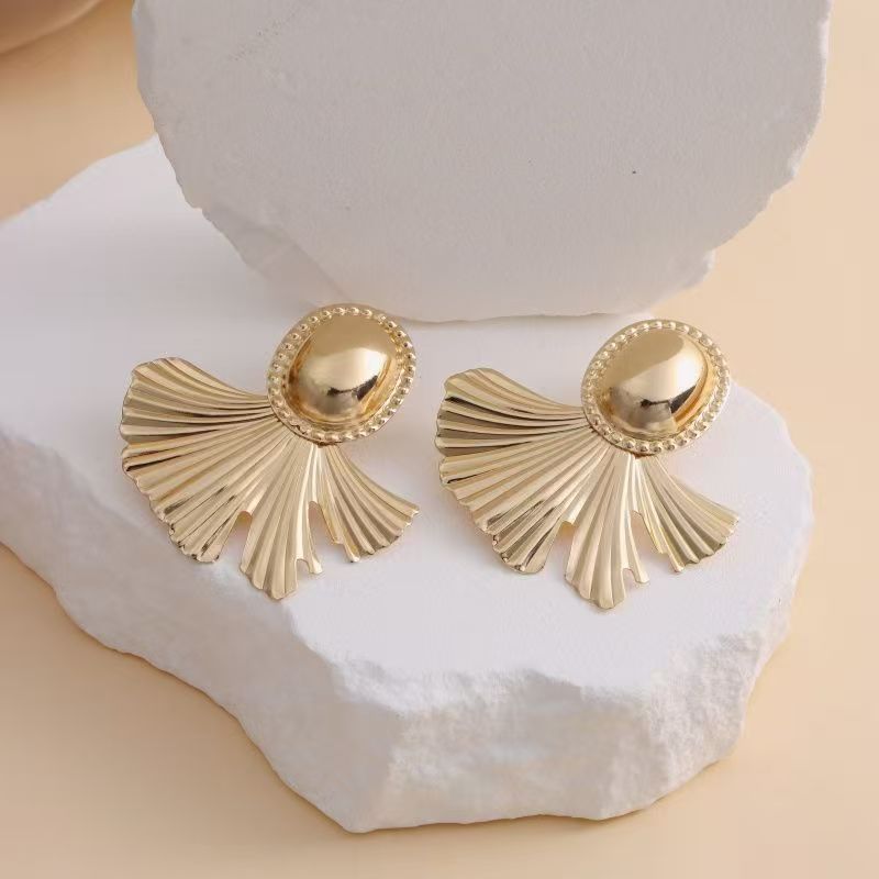 European American Trendy Fan-shaped Stud Earrings For Women, Personalized Bold Exaggerated Cold Minimalist Style, Street Shooting Runway Vacation Statement Earrings