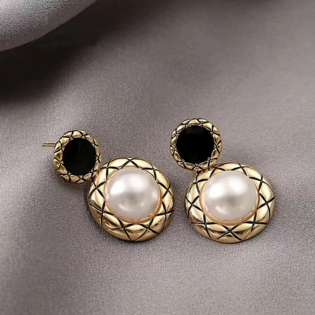 Copper Alloy Earrings With Retro Texture, Chic Elegant Niche Fashion French Design Women's Ear Jewelry