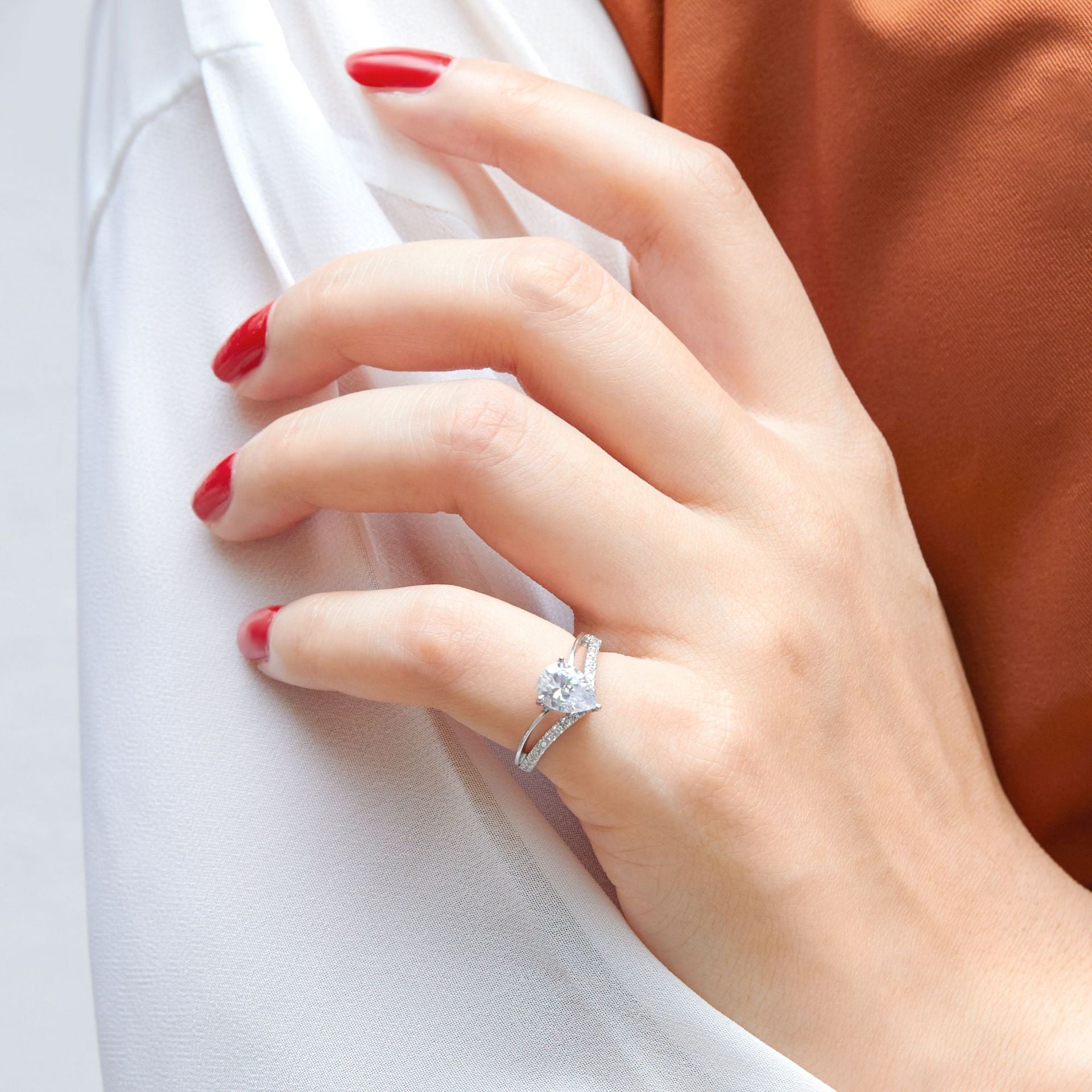 Silver Inlaid Drop Shaped Simulation Diamond Female Ring