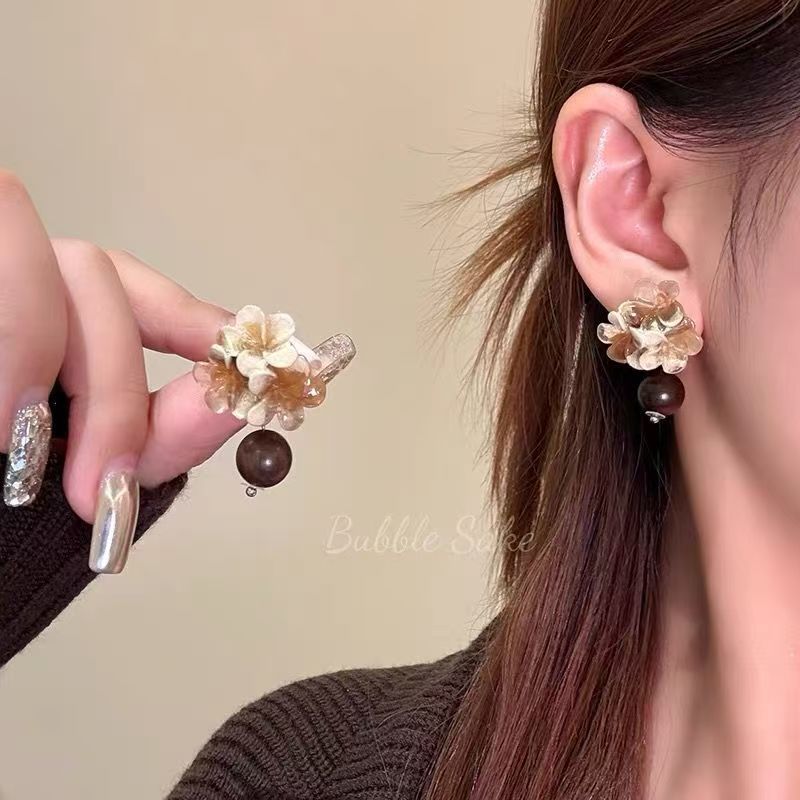 New Chinese Retro Gradient Floral Earrings For Women, Autumn Winter High-End Wooden Studs, Fashion Hong Kong Style Atmosphere Ear Jewelry